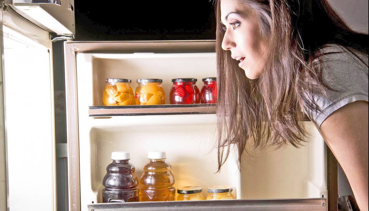 دلیل پرخوری فقط استرس نیست؛ چرا شادی، غم و خستگی هم ما را به سمت خوردن می‌کشاند؟