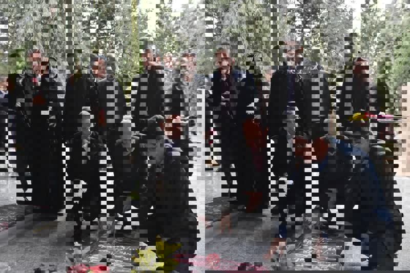 ادای احترام معاون رئیس‌جمهور به مقام شامخ شهدای خرم‌آباد