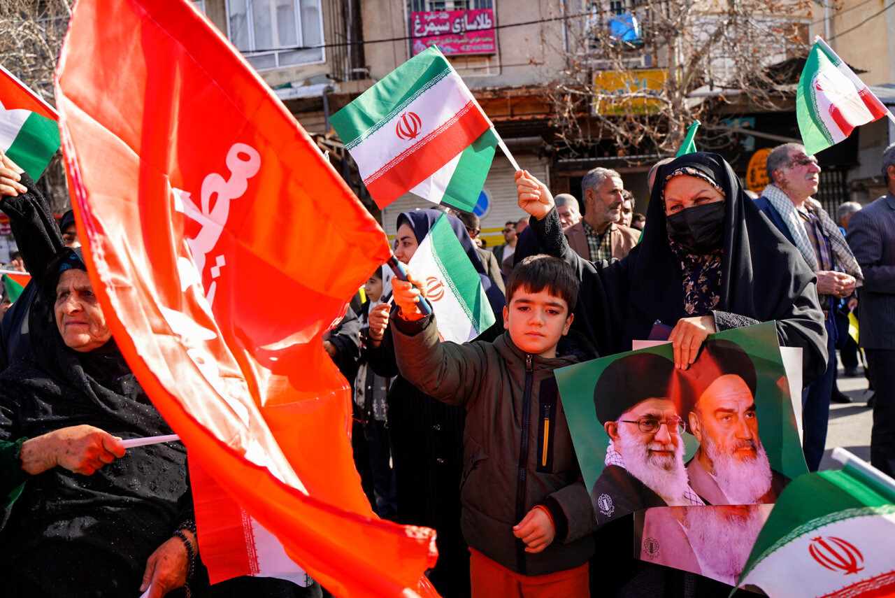 اجرای سرود دانش‌آموزی در خیابان انقلاب خرم‌آباد