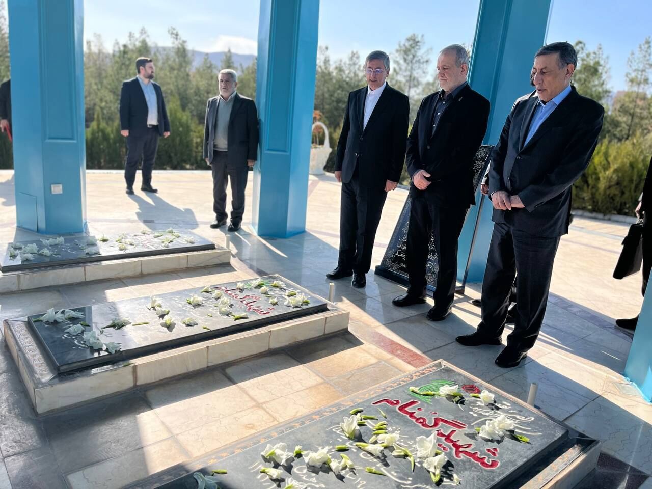 رییس جمهور به مقام شهدای لرستان ادای احترام کرد