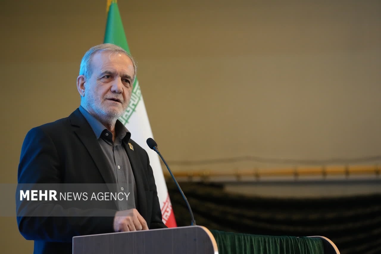 دغدغه‌ فعالان سیاسی لرستان در نشست با پزشکیان؛ از دیدار مردمی تا شوتی!