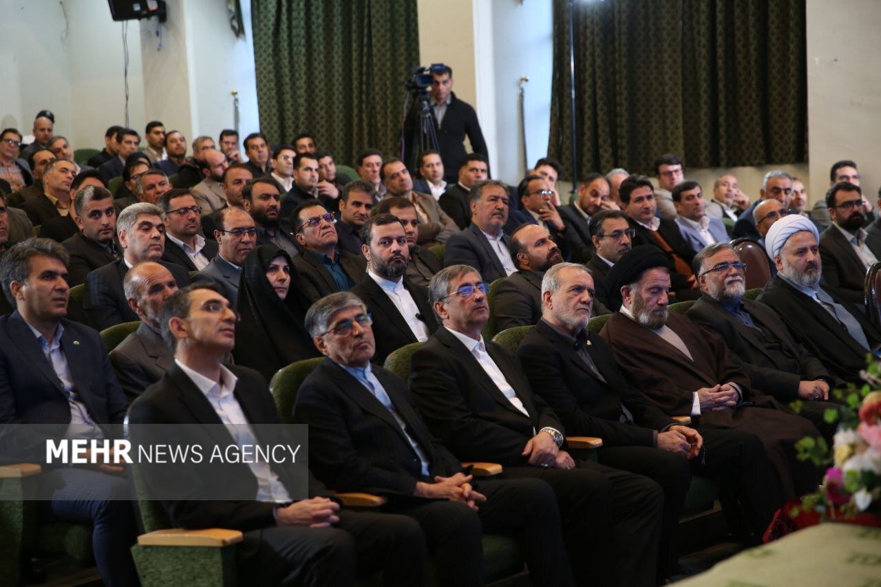 جلسه شورای برنامه‌ریزی لرستان؛ از شوخی پزشکیان تا آمارهای قائم‌پناه!