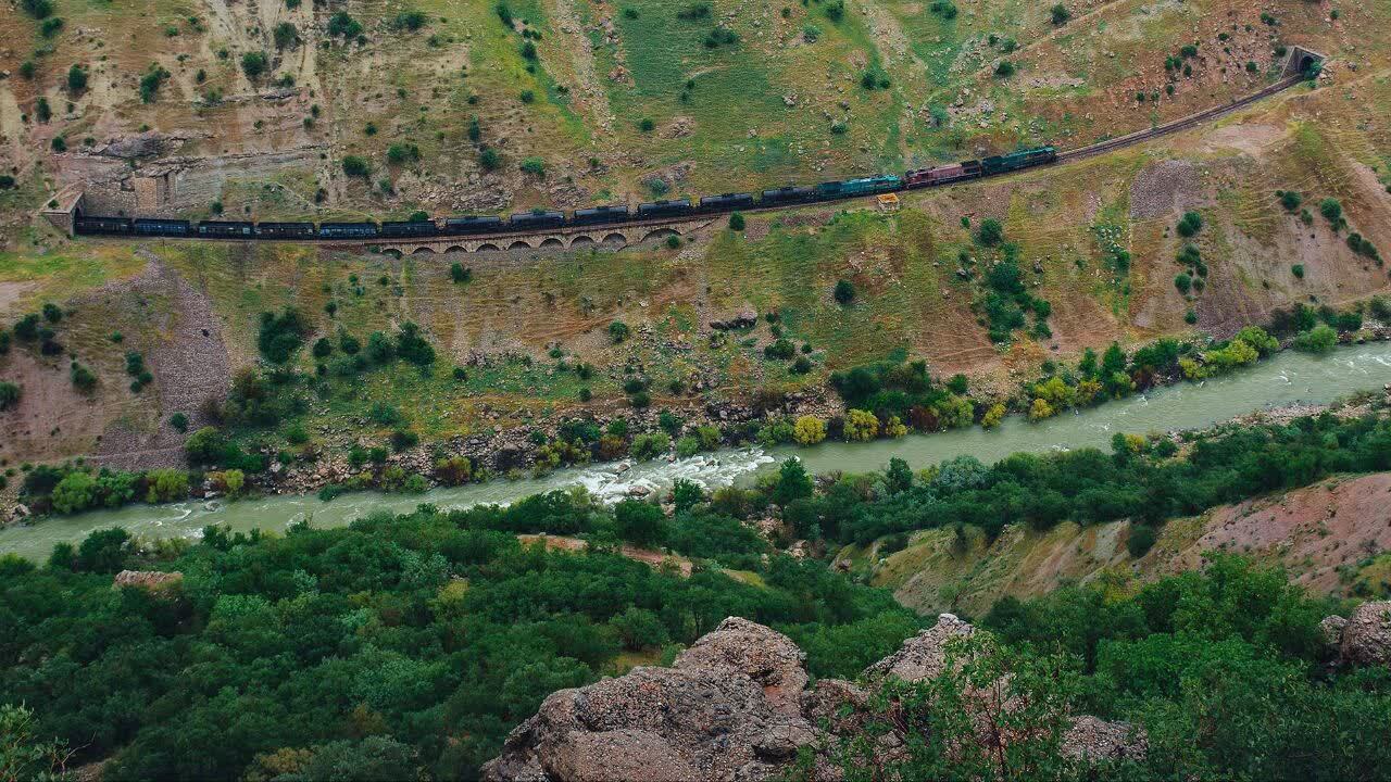 بارگیری و تخلیه ۱۸۰ هزار تن کالا در راه‌آهن لرستان