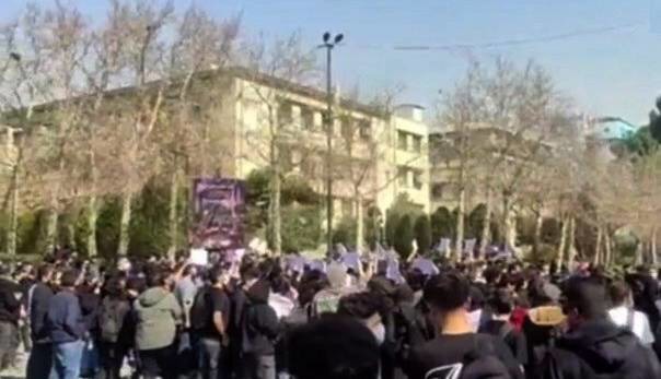 اطلاعات: دانشجویان با هر شعار و رفتاری نباید از دانشگاه رانده شوند