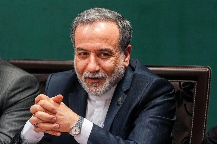 عراقچی: ۲ مرحله پیش‌بینی شده؛ اول یادداشت تفاهم و بعد توافق نهایی/ احتمال امضای تفاهم در چند روز آینده به صورت دیجیتالی/ طبق قوانین بین‌الملل گرفتن عوارض از تنگه هرمز امکان‌پذیر نیست/ موضوع خسارت و غرامت در طرح بازسازی لحاظ شده است
