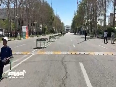 نیمکت و کوله پشتی‌ها در استادیوم آزادی به یاد شهدای دانش‌آموزان میناب