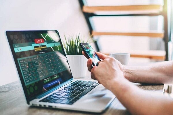 انهدام باند کلاهبرداری سایت‌های شرط‌بندی در رومشکان