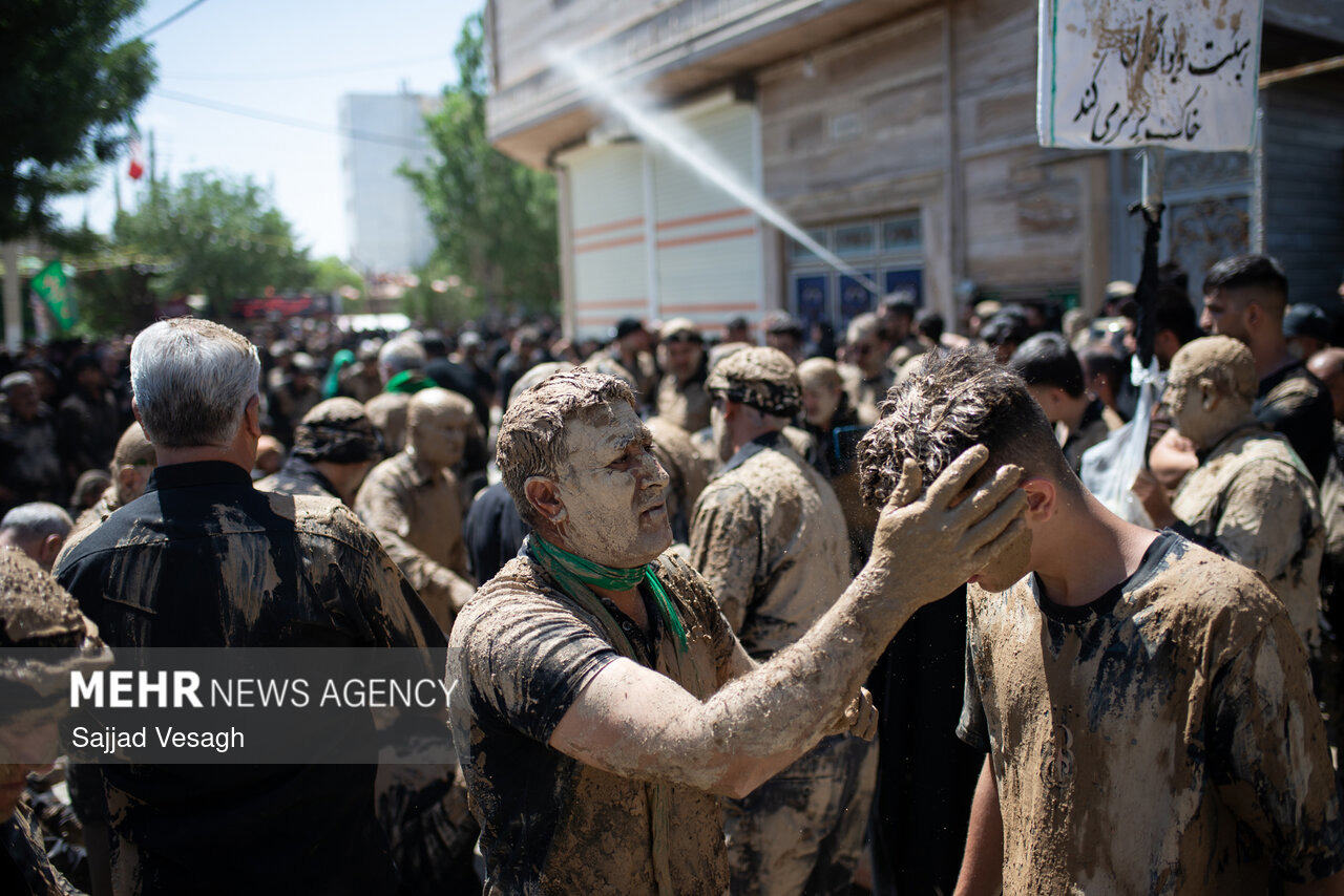 گِل‌مالی لرستانی‌ها در مراسم وداع با رهبر شهید در تهران