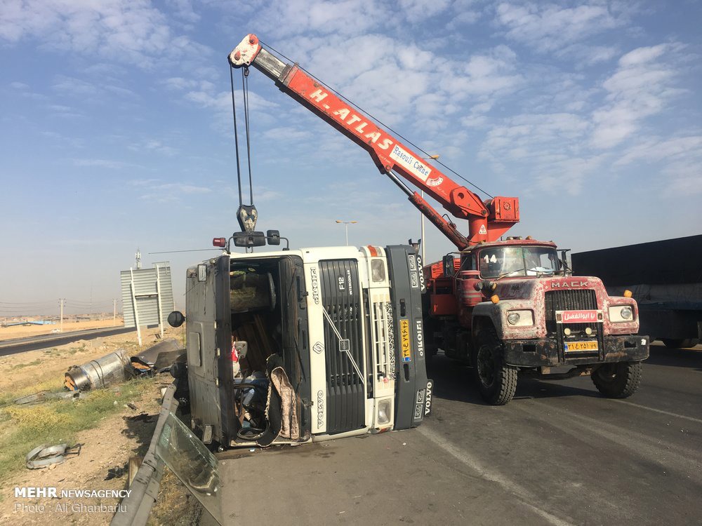 واژگونی تریلر در محور اراک - بروجرد یک فوتی برجای گذاشت