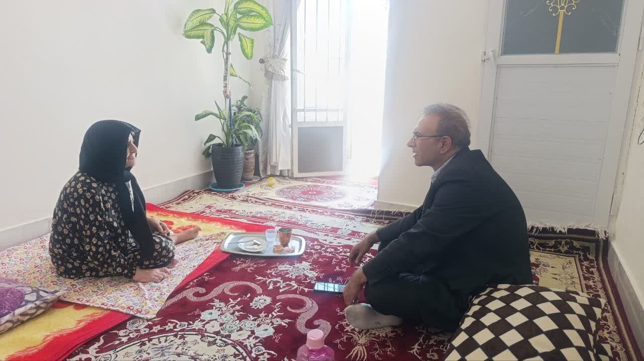 معاون بنیاد شهید لرستان از مادر شهید «نجم‌الدین حسینوندی» عیادت کرد