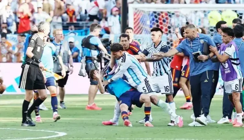 فیفا اعلام کرد؛ پاردس گاوی را زد اما اخراج نشد!