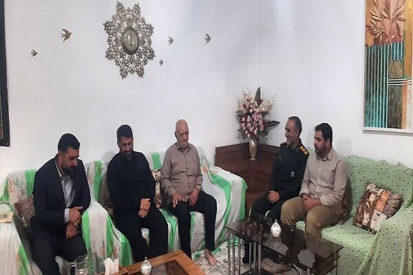 فرمانده سپاه لرستان با خانواده شهید «حمید یاراحمدی» دیدار کرد