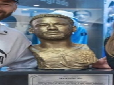 نیمار و خانواده در کنار مجسمه ی او