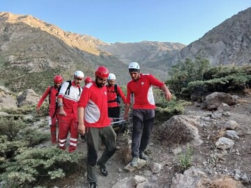 پایان عملیات ۸ ساعته نجات بانوی کوهنورد مصدوم در ارتفاعات «سنبران»