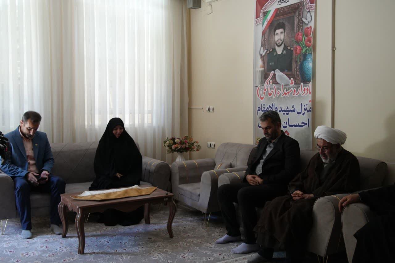 دیدار معاون نمایندگی ولی‌فقیه در سپاه با خانواده شهید «احسان حسینی»