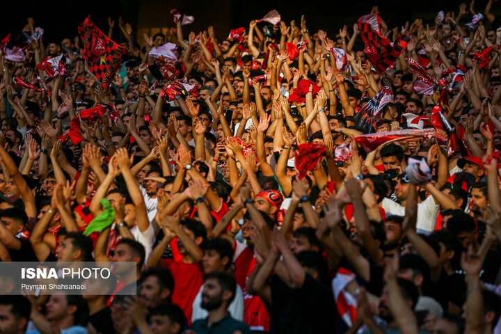 شعار هواداران پرسپولیس علیه خداداد عزیزی