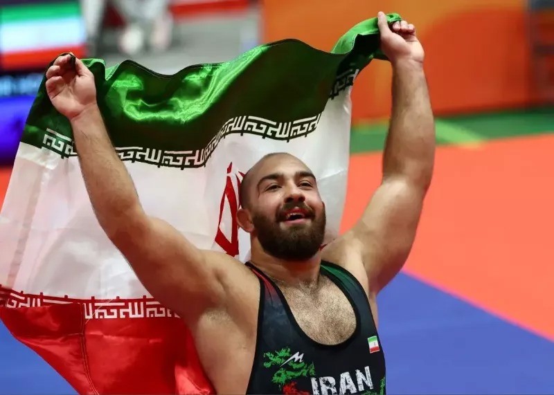 طلا می‌خواهید به امیرحسین زنگ بزنید!