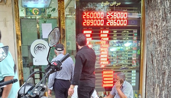 کورس دلار آزاد و تلگرامی در اولین روز هفته