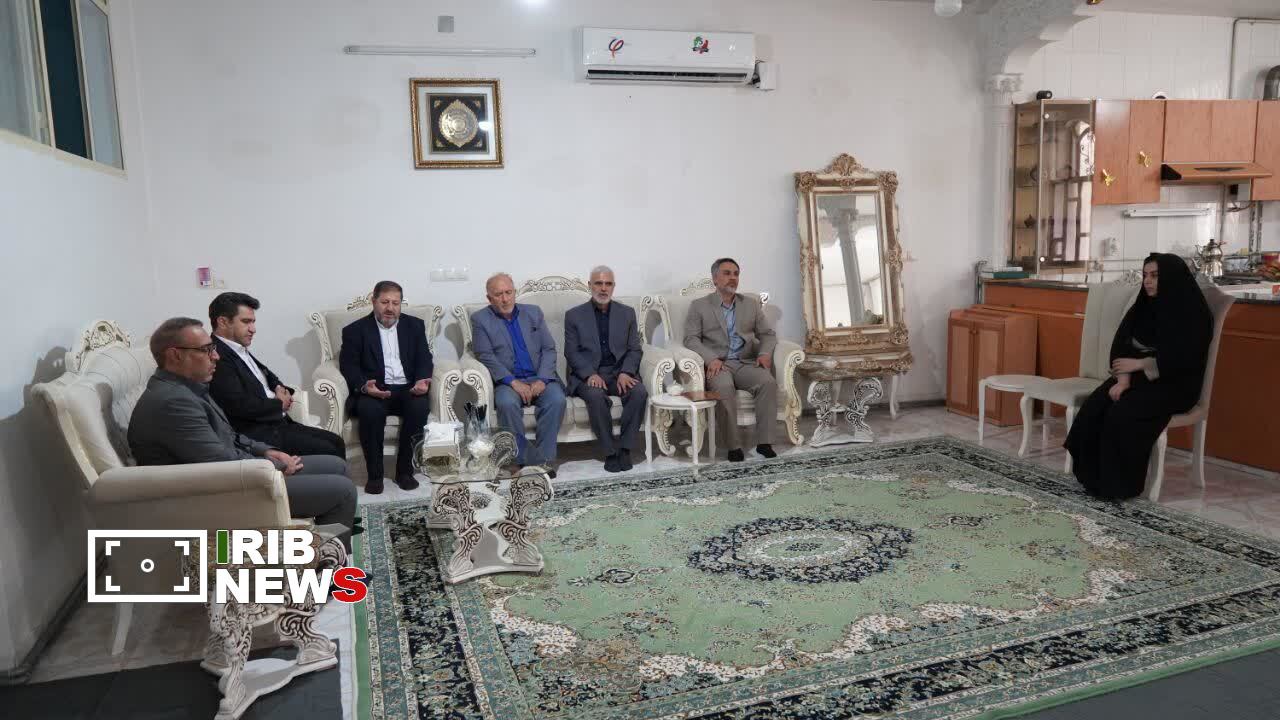 خانواده شهدا کانون ارزش‌ها و چراغ راه نظام هستند