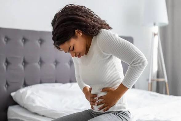 آندومتریوز چه علائمی دارد و چه خطرات و عوارضی می‌تواند به همراه داشته باشد؟
