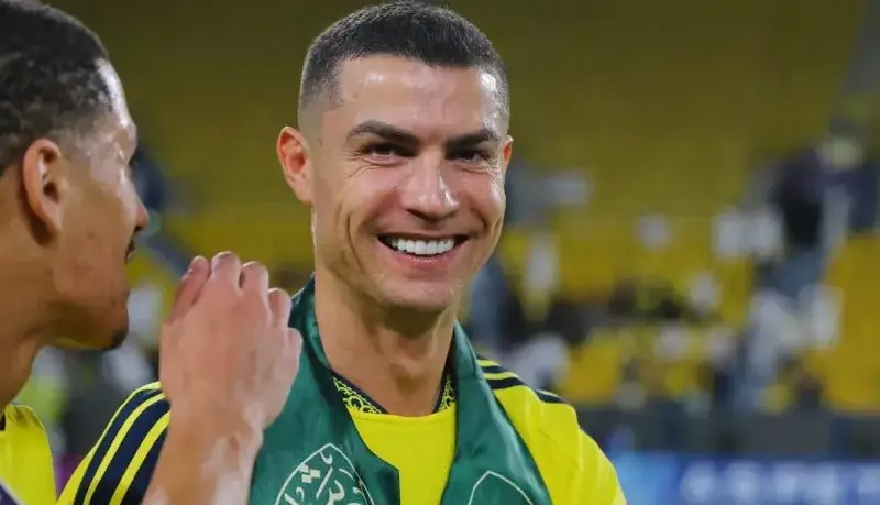 حرکت عجیب رونالدو؛ بوسه به نشان عربستان!