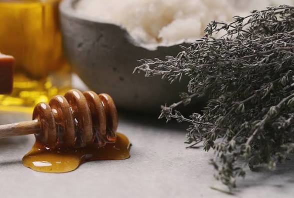 کاهش درد دوران قاعدگی با دمنوش آویشن و عسل