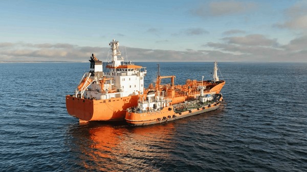 عملیات نفتی آمریکا و امارات در هرمز به بن‌بست خورد